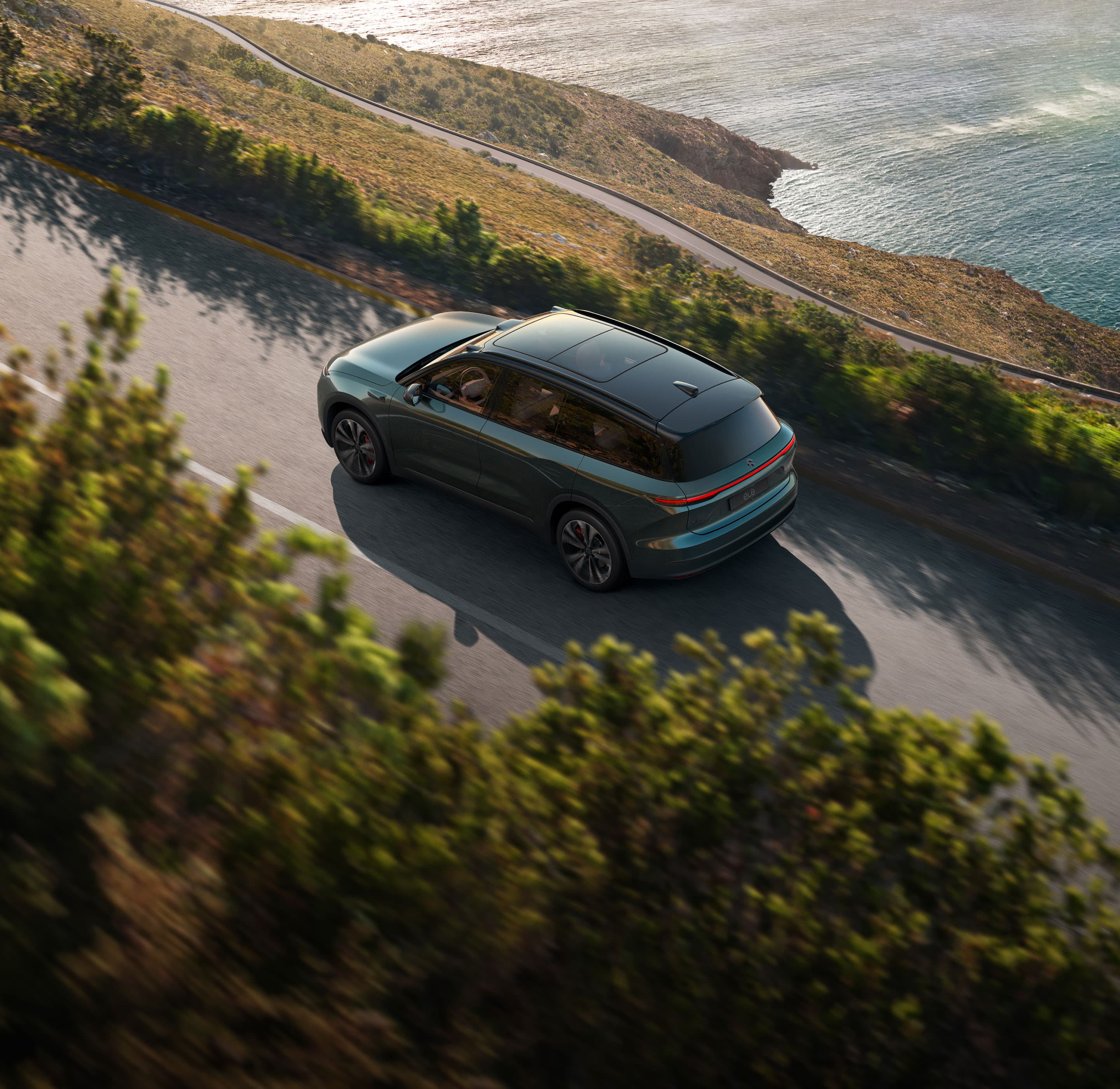 EL8 er udstyret med en 180 kW permanentmagnetisk frontmotor og en 300 kW induktionsmotor bag baseret på NIO's næste generations højeffektive elektriske drivsystem, hvilket opnår en perfekt balance mellem lang rækkevidde og høj ydelse. Derudover optimerer et SiC-strømmodul yderligere køretøjets energiforbrug. EL8 er udstyret med en 180 kW permanentmagnetisk frontmotor og en 300 kW induktionsmotor bag baseret på NIO's næste generations højeffektive elektriske drivsystem, hvilket opnår en perfekt balance mellem lang rækkevidde og høj ydelse. Derudover optimerer et SiC-strømmodul yderligere køretøjets energiforbrug.