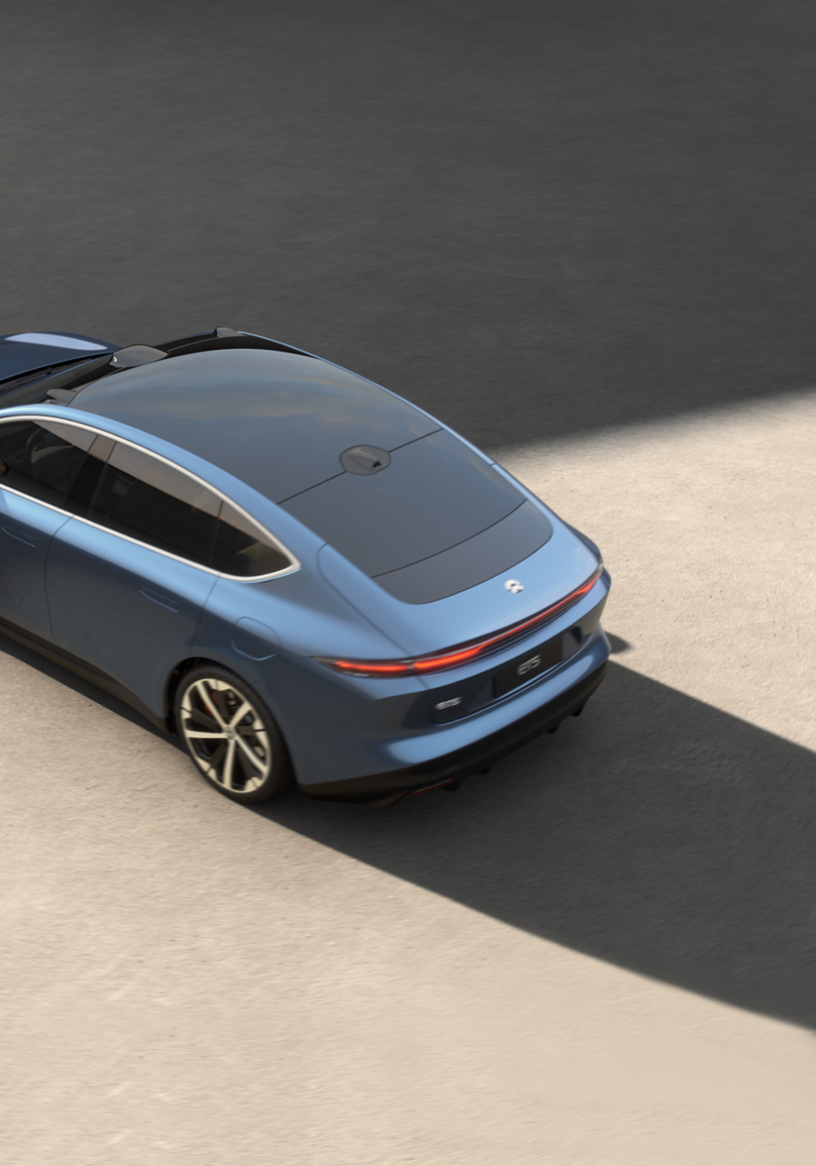 Strømlinjeformet taklinje hele veien til den fremtredende bakenden som ender i en iøynefallende spoiler. Strømlinjeformet taklinje hele veien til den fremtredende bakenden som ender i en iøynefallende spoiler.