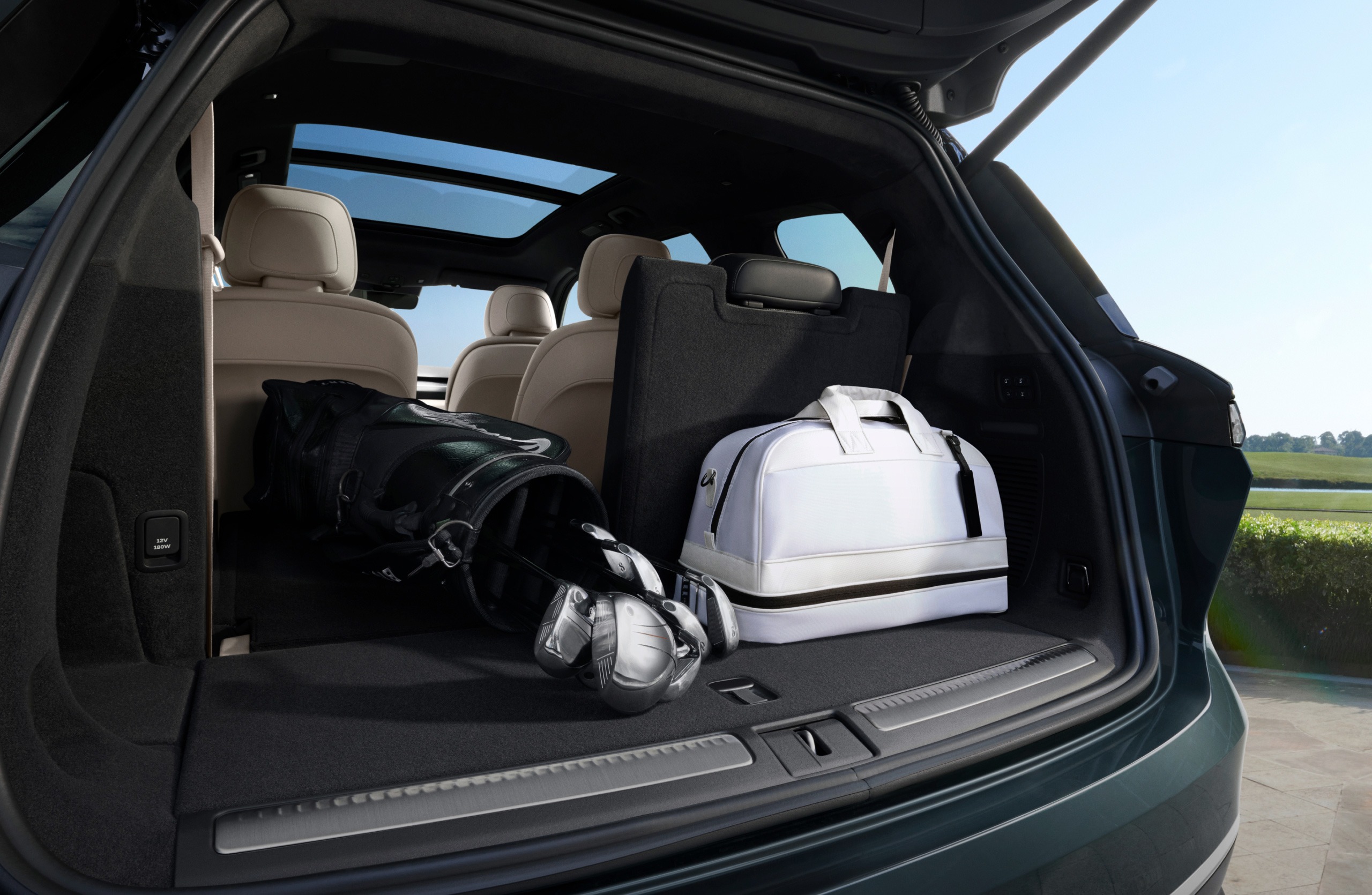 Med den tredje raden opp kan EL8 komfortabelt passe to store kofferter Med den tredje raden opp kan EL8 komfortabelt passe to store kofferter